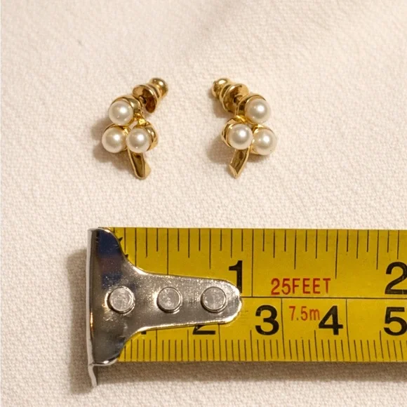 Gold Tone Faux Pearl Cluster Stud Earrings Classic Bridal Minimalist Jewelry - Picture 2 of 2